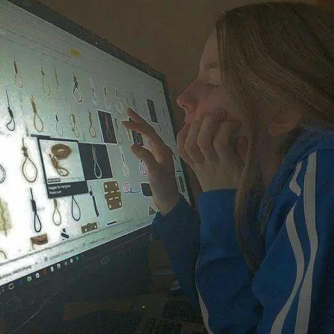 Capa de Mais Uma Música Triste: uma garota de perfil diante de uma tela de computador